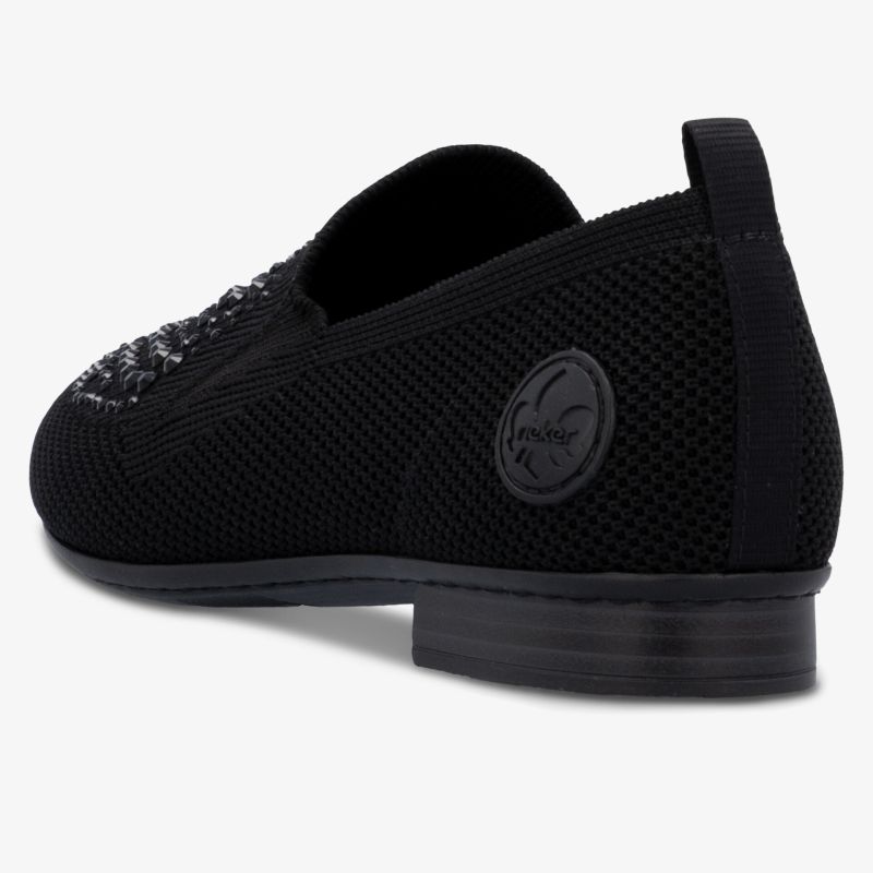 Seitliche Ansicht eines leichten, atmungsaktiven Schuhs mit elastischem Material und rutschfester Sohle in elegantem Design