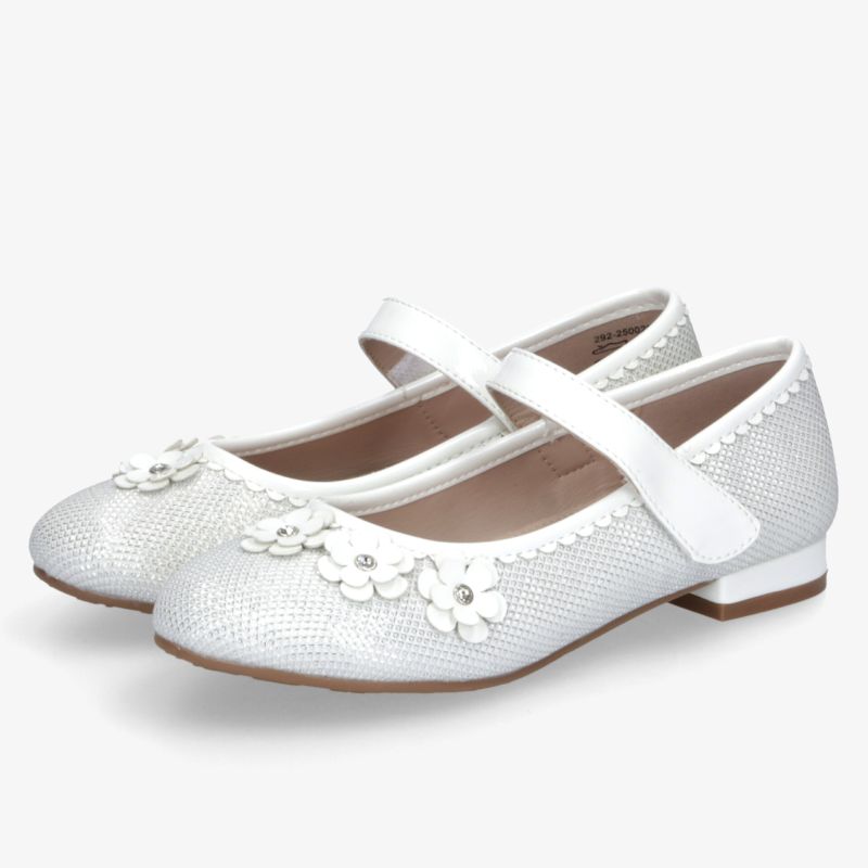 Weiße, elegante Ballerinas mit Blumenapplikationen und praktischem Riemen, komfortabel und glänzend im Design