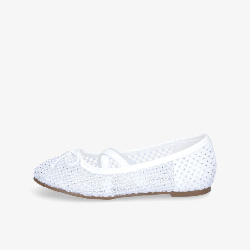 Weißer perforierter Schuh seitliche Ansicht mit leichter, atmungsaktiver und flexibler Verarbeitung für Komfort