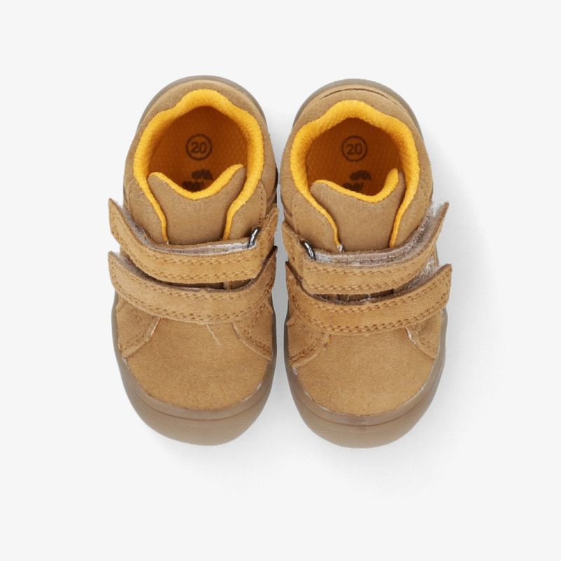 Bequeme, robuste Kinder-Sneaker in Braun mit gelbem Innenfutter und rutschfester Sohle für optimalen Halt