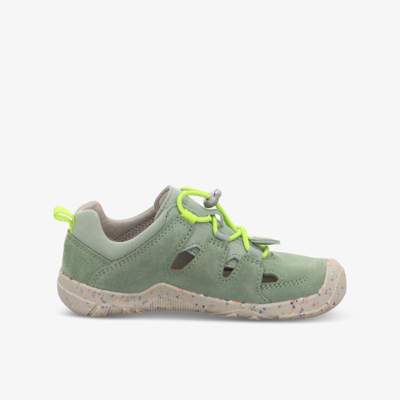 Grüner sportlicher Outdoor-Schuh, leichter Wanderschuh mit rutschfester Sohle und atmungsaktivem Material, seitliche Ansicht