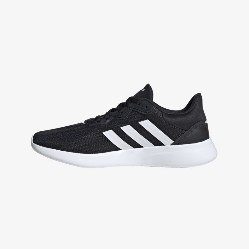 Schwarzer Sneaker mit weißer Sohle und markanten Streifen für sportlichen Stil und Komfort.