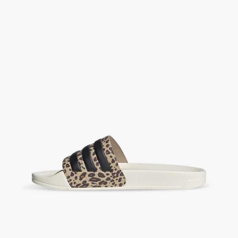 Leichte Sandale mit gepolstertem Rist und modischem Leopardprint, bequem und rutschfest, seitliche Ansicht