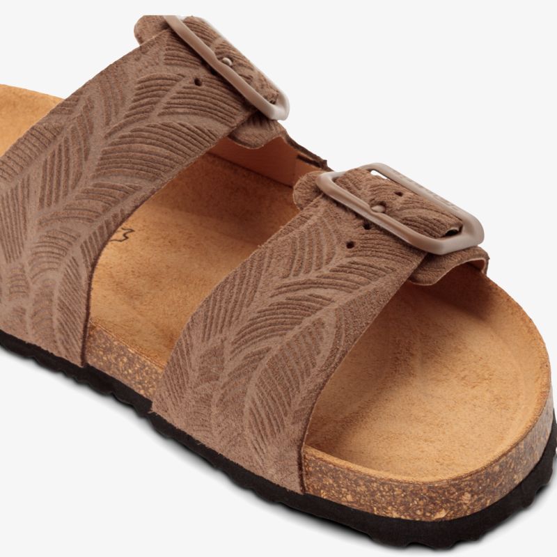 Bequeme braune Sandale mit verstellbaren Riemen und ergonomischer Korksohle für angenehmen Tragekomfort