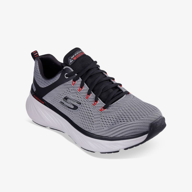 Moderner grauer Sportschuh mit atmungsaktivem Material und flexibler, gepolsterter Sohle, ideal für hohe Beanspruchung
