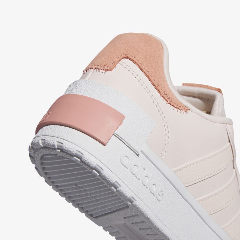 Detailaufnahme eines modernen, stylischen Sneakers mit robuster Sohle und trendigem Design.
