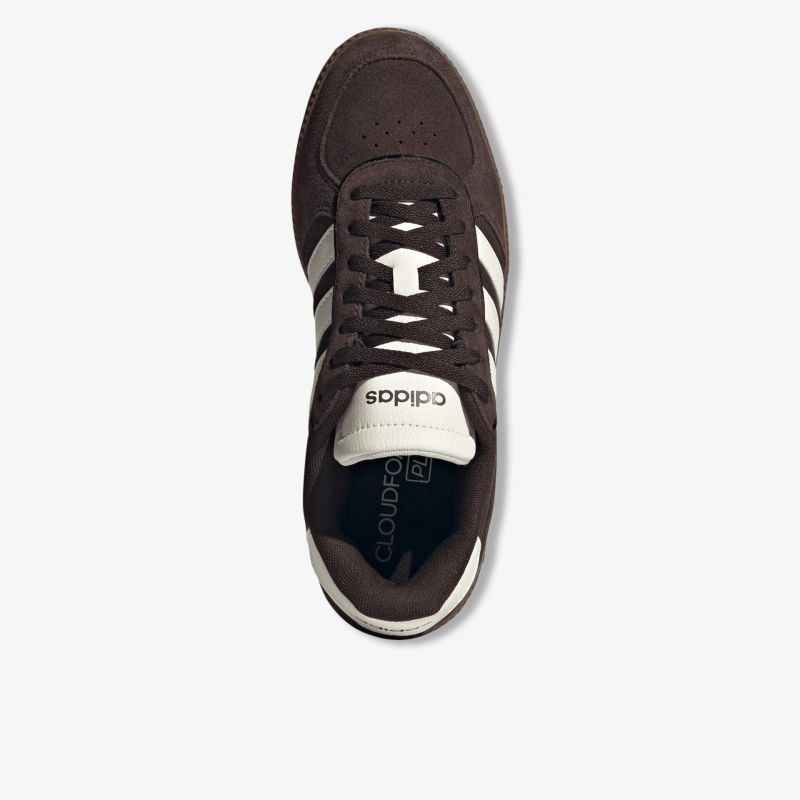 Moderne braune Sportschuhe in Draufsicht mit robusten Schnürsenkeln und angenehmer Polsterung
