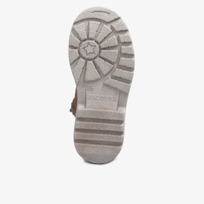 Robuste, rutschfeste Schuhsohle mit tiefem Profil für optimalen Halt und Komfort bei jedem Schritt