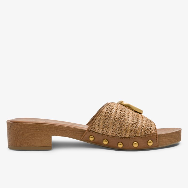 Bequemer Schuh mit geflochtenem Obermaterial, mittelhohem Absatz und dekorativen Nieten in seitlicher Ansicht