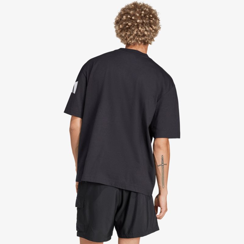 Locker sitzendes schwarzes T-Shirt aus leichtem Material, ideal für bequemen Alltag und sportliche Aktivitäten