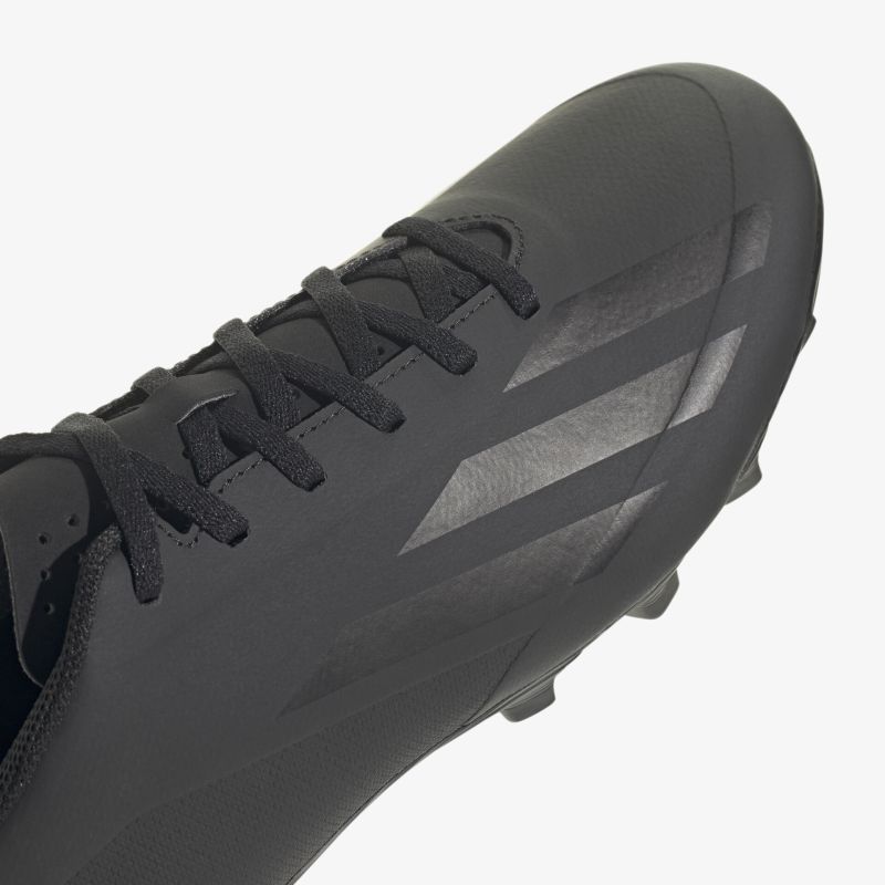 Hochwertiger schwarzer Fußballschuh mit modernem Design für perfekten Komfort und Flexibilität auf dem Spielfeld.