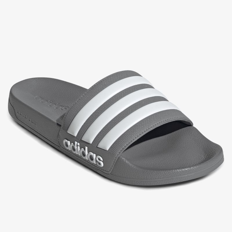 Grauer Adidas Badeschuh mit weißen Streifen, bequem und rutschfest für Alltag und Sport