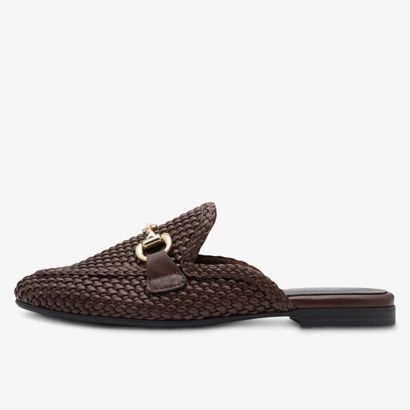 Dunkelbrauner geflochtener Slip-On Slipper mit flacher Sohle und dekorativem Metall-Detail