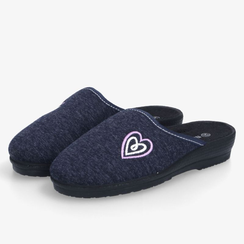 Bequeme blauschwarze Hausschuhe mit Herz-Logo, weiches Material, rutschfeste Sohlen, komfortabler Einstieg