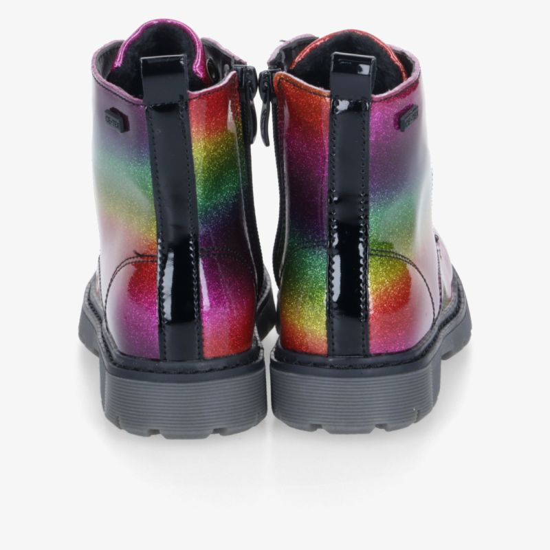 Rückansicht bunter Stiefeletten mit robustem Absatz und glänzendem, farbenfrohem Material in Regenbogenfarben
