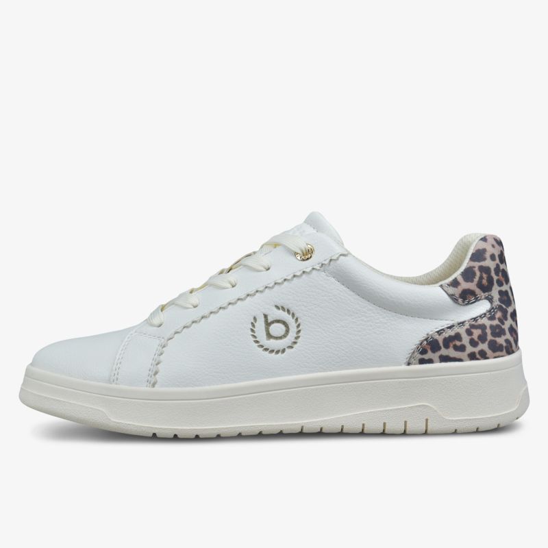Weißer Sneaker mit Leopardenmuster und Logo-Detail an der Seite.