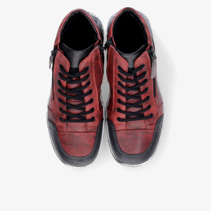 Paar rote Sneaker aus robustem Material mit Schwarzer Schnürung, bequeme Passform, sportlicher Stil