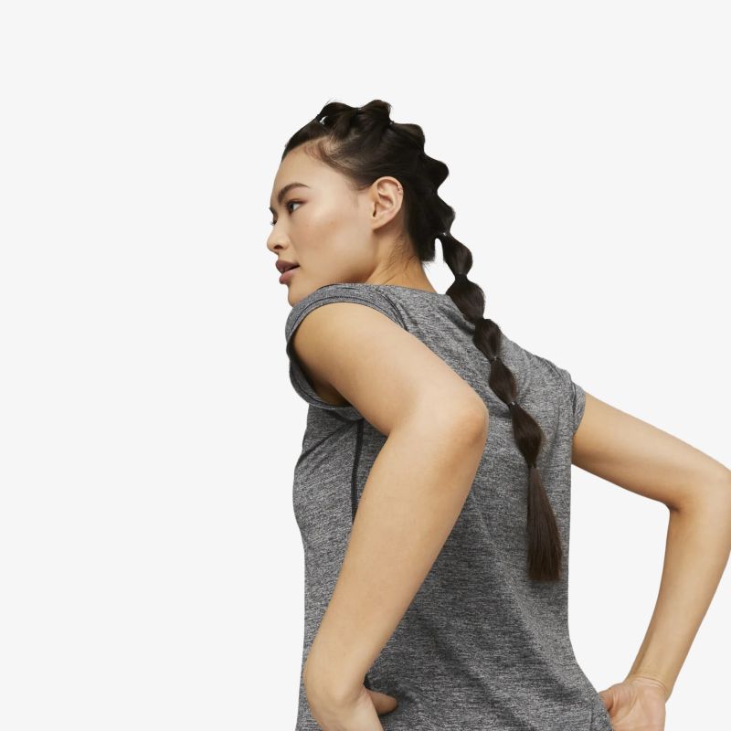 seitliche Ansicht eines sportlichen grauen Funktionsshirts mit atmungsaktivem und flexiblem Stoff