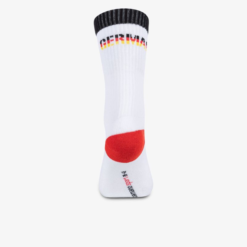Weißer Sportsocken mit rotem Fersenbereich und hohem, elastischem Schaft für optimalen Tragekomfort
