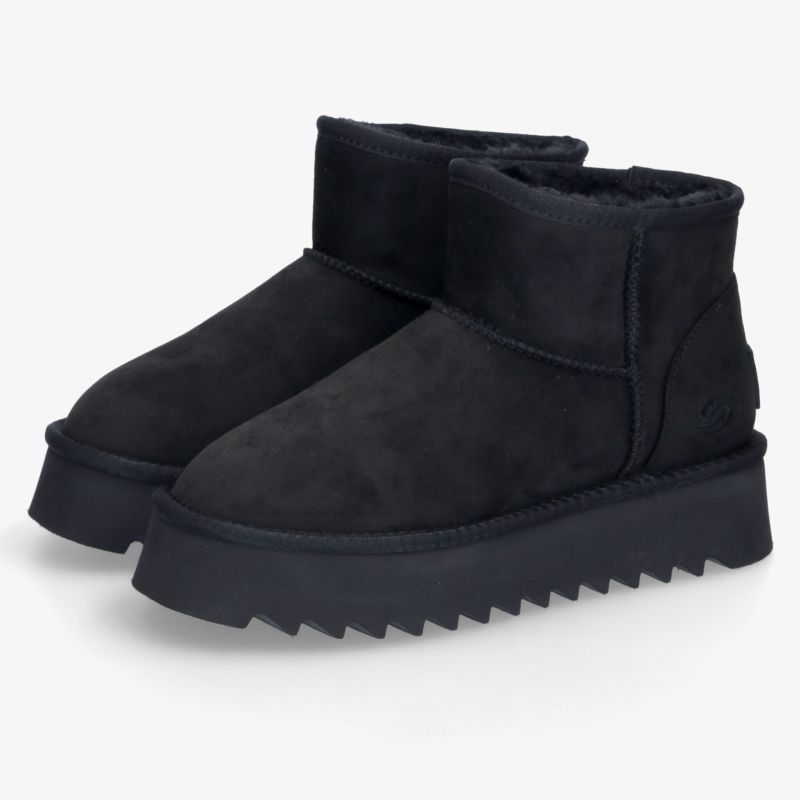 Schwarze warme Stiefel mit robuster, profilierter Sohle und bequemer Passform in schräger Frontansicht