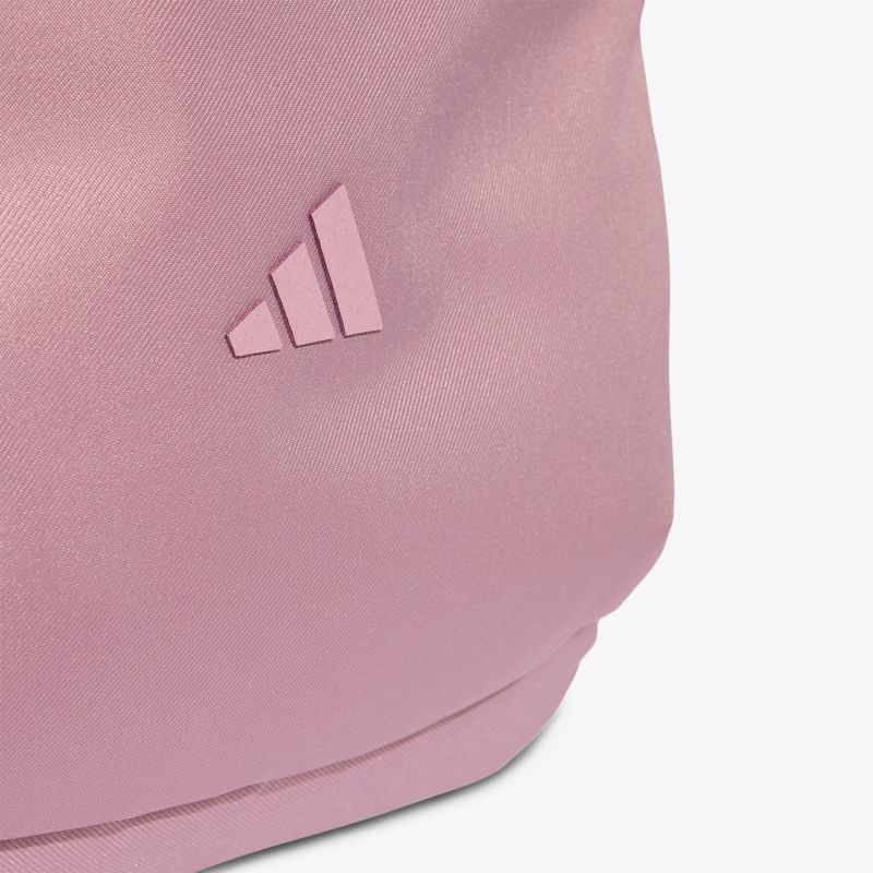 Detailaufnahme des rosa Adidas Logos auf glattem Stoff mit hochwertiger Verarbeitung