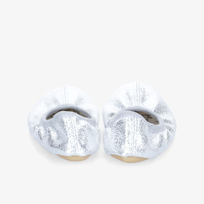Glänzende faltbare Schuhe in Silber, ideal zum Mitnehmen für schnellen Komfort.
