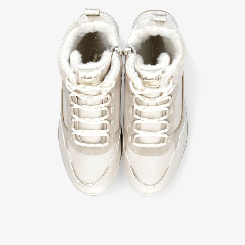 Weiße Sneaker mit klassischer Schnürung und gepolsterter Innensohle, bequem und sportlich, gesehen von oben