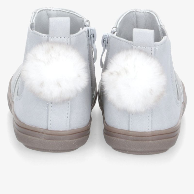 Weiße Sneaker mit weichem Innenfutter und flauschigem Bommel, bequeme Sohle und praktischer Reißverschluss hinten