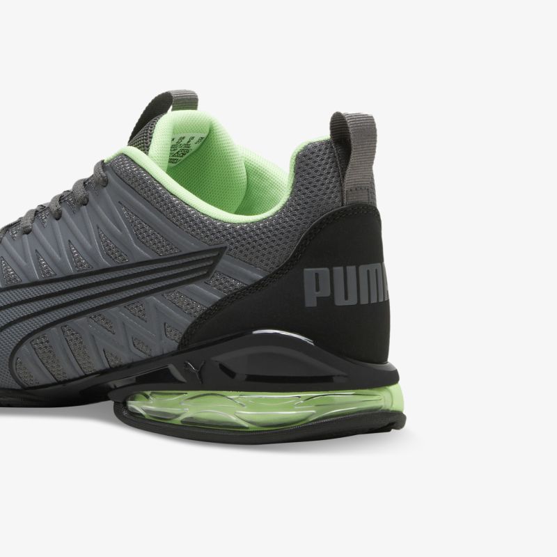 Moderner Sportschuh mit atmungsaktivem Material und gedämpfter Sohle in Grau und Neon für optimalen Komfort