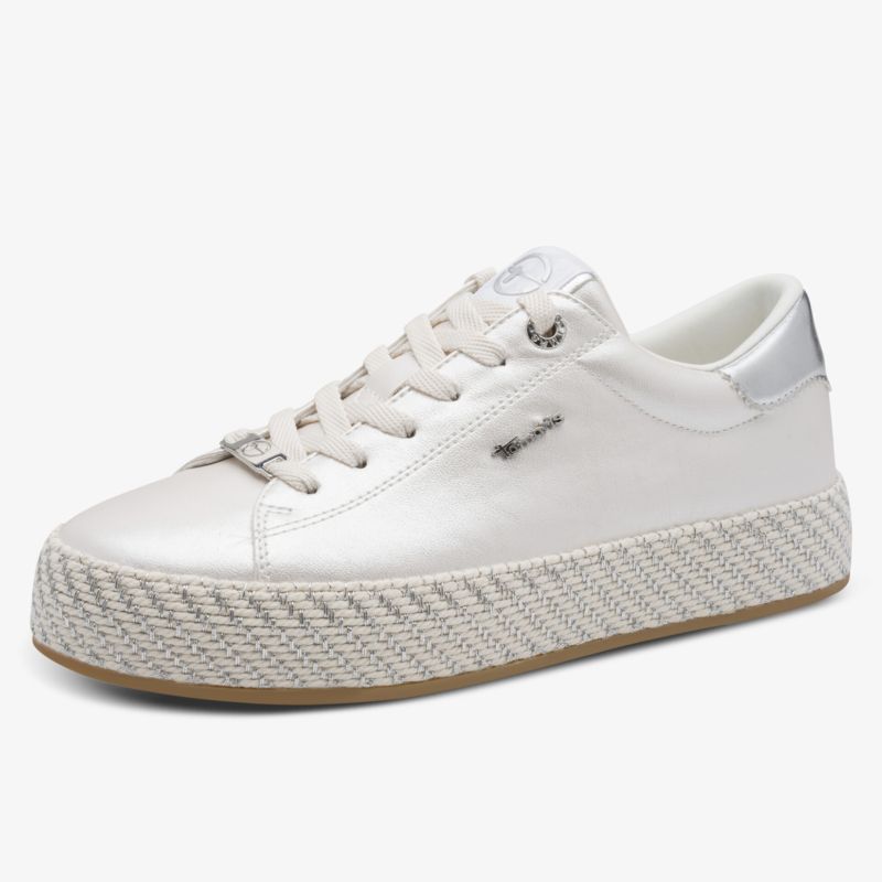 Moderner weißer Sneaker mit auffälliger Plateausohle und Schnürung.