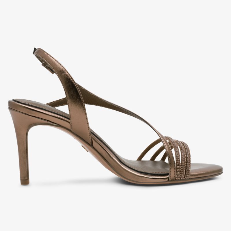 Eleganter brauner High Heel mit fein geflochtenen Riemen und schlankem Absatz in klarer Seitenansicht