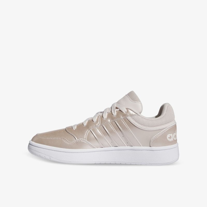 Beiger Sportschuh mit weißer Sohle in klarer Seitenansicht, leichter und bequemer Trainingsschuh mit modernem Design