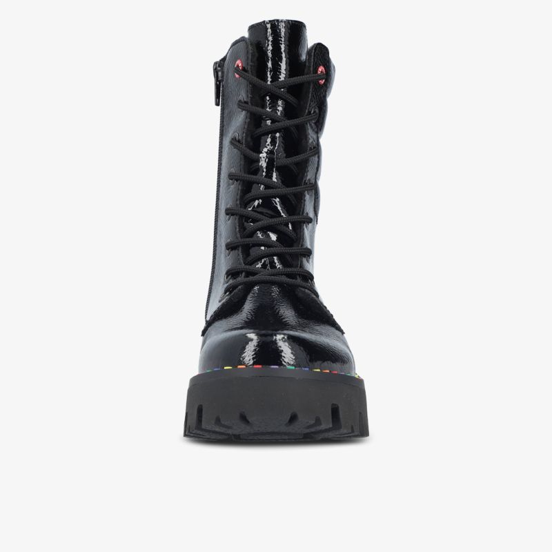 Schwarzer robuster Schnürstiefel mit glänzendem Leder und markantem Absatz in Frontansicht