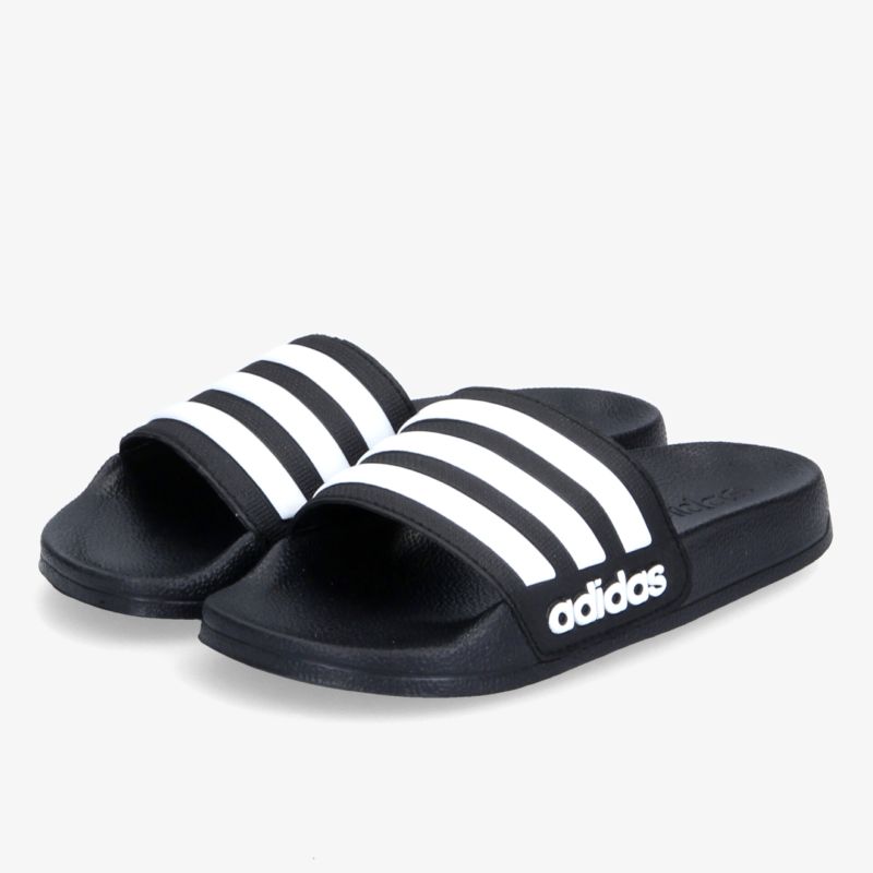 Sportliche schwarze Adidas Badeschlappen mit weiß gestreiftem Riemen, bequem und leicht