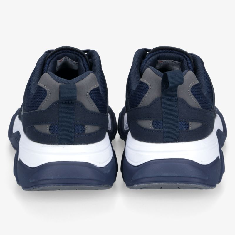 Stabile und bequeme Sportschuhe mit robuster Sohle, moderner Optik und gutem Halt von hinten sichtbar