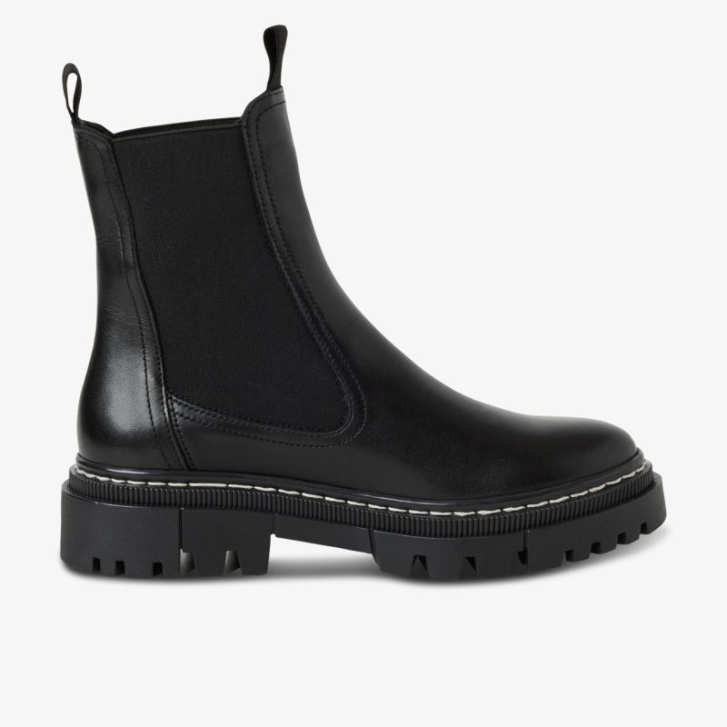 Schwarzer Chelsea-Boot mit robuster Profilsohle und elastischen Seitenteilen für sicheren Halt und modischen Stil