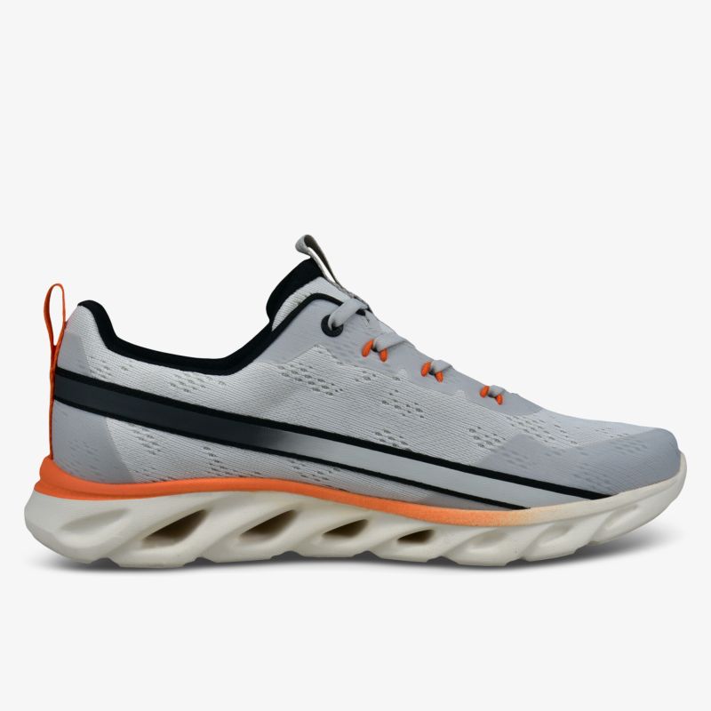 Leichter Sportschuh mit innovativer Sohle in Weiß und Orange, perfekt für aktive Tage