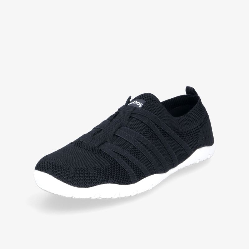 Schwarzer flexibler Sportschuh mit atmungsaktivem Material und weißer rutschfester Sohle, seitliche Ansicht