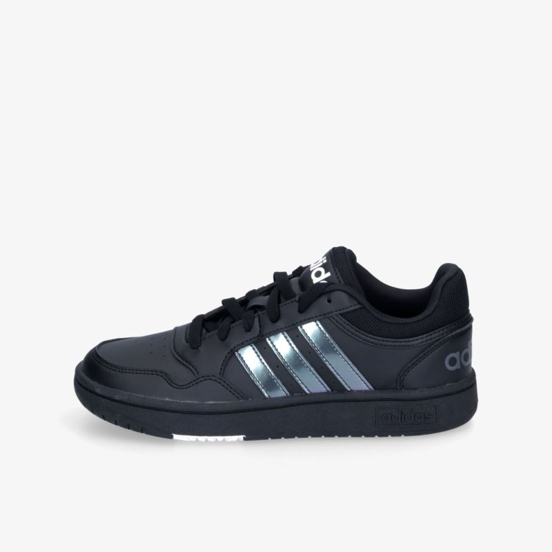 Schwarzer sportlicher Schuh mit drei metallisch glänzenden Streifen seitlich, robuste Sohle und bequemer Schnitt