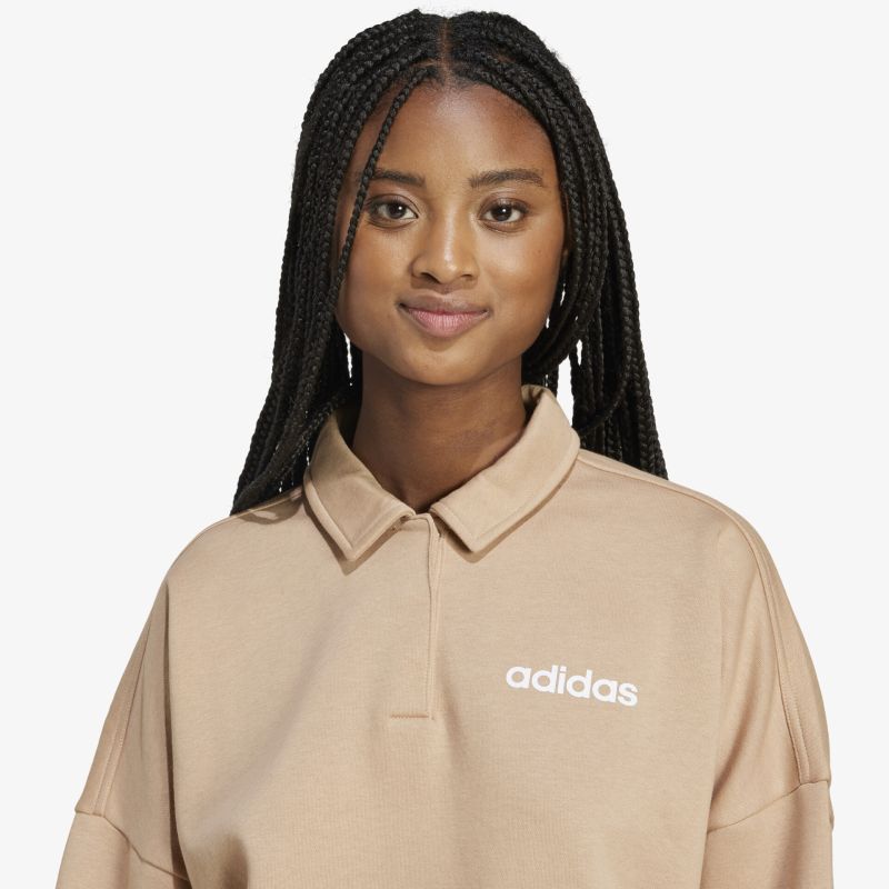 Beiges adidas Polo-Shirt in Frontansicht, sportlich und komfortabel mit klassischem, stilvollem Design