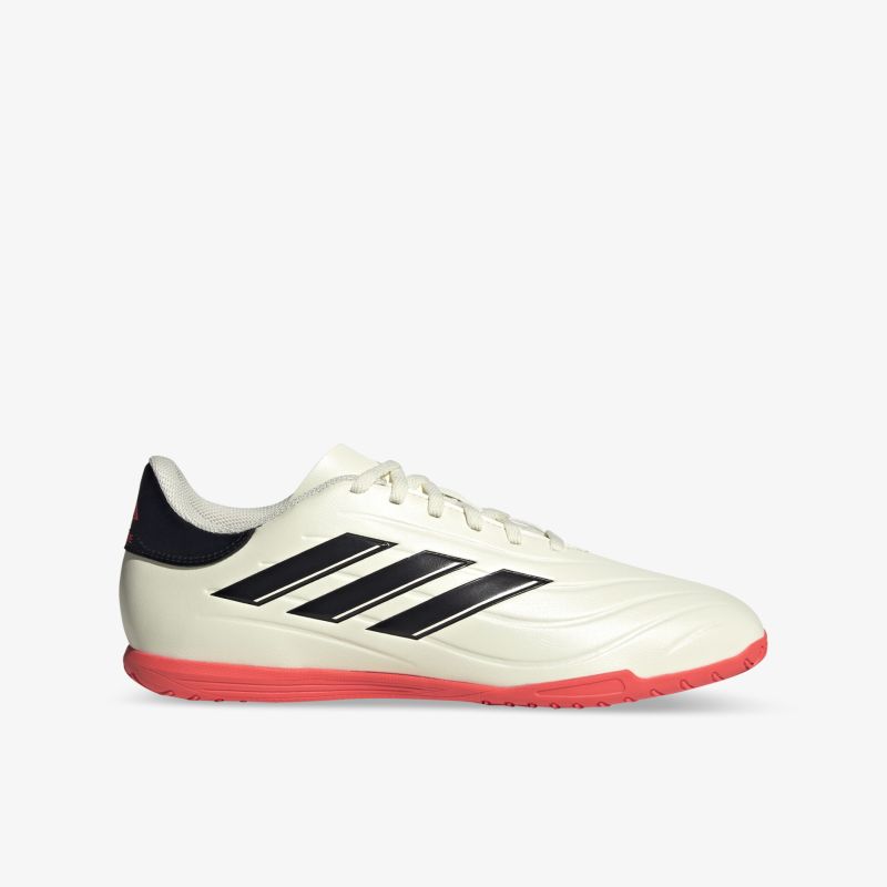 Leichter Indoor-Sportschuh mit rutschfester Sohle, atmungsaktivem Material und robustem Design in Weiß, Schwarz und Rot