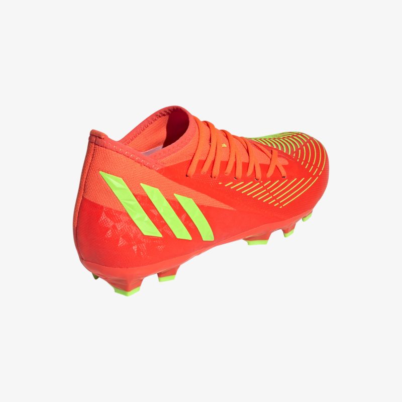 Leuchtende Fußballschuhe mit dynamischem Design, ideal für optimale Traktion und Ballkontrolle auf dem Spielfeld.