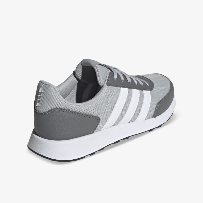Moderner leichter Sneaker mit atmungsaktivem Material und robuster Sohle in seitlicher Ansicht