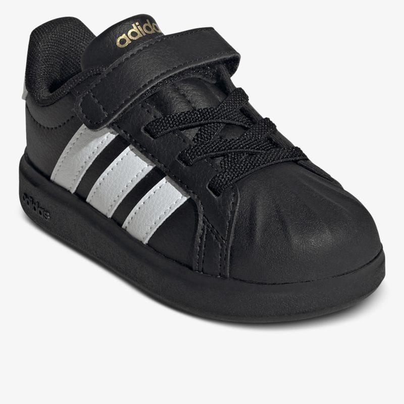 Schwarzer Kinderschuh mit silbernen Streifen, Klettverschluss und rutschfester Sohle für optimalen Halt