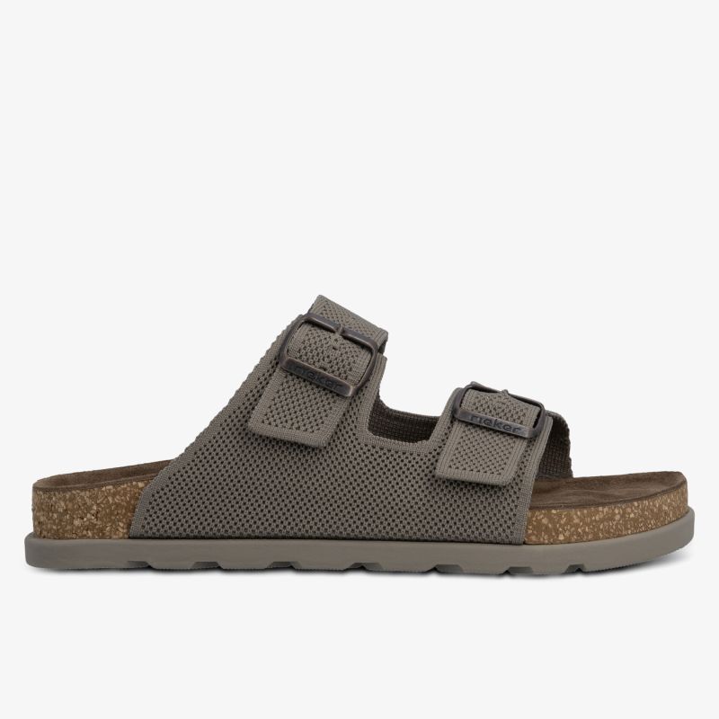 seitliche Ansicht eines bequemen Sandalenpaares mit verstellbaren Riemen und leichter Sohle
