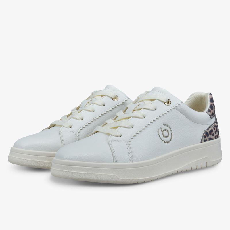 Modischer weißer Sneaker mit flexiblem Design und rutschfester Sohle.