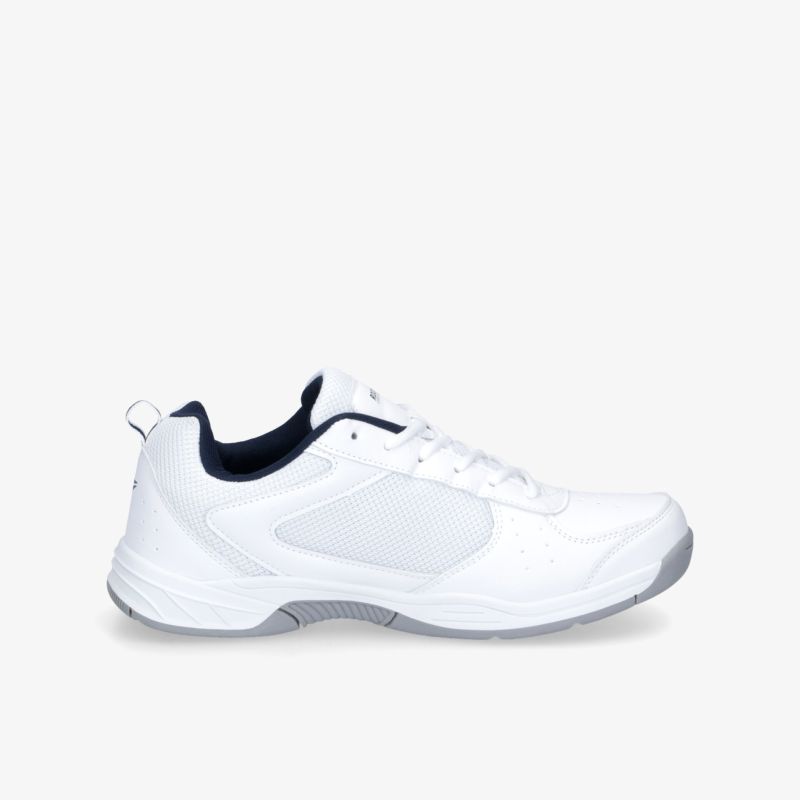 Weißer leichter Sportschuh mit atmungsaktivem Material und rutschfester Sohle, seitliche Ansicht