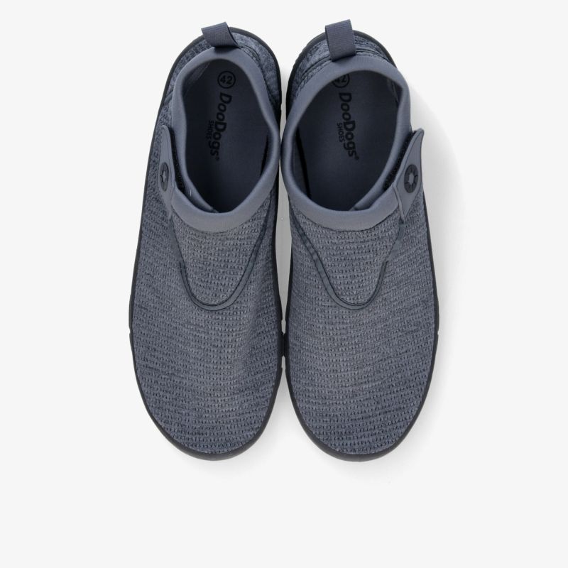 Leichte, flexible graue Schuhe mit atmungsaktivem Material und rutschfester Sohle in Draufsicht, modern und komfortabel
