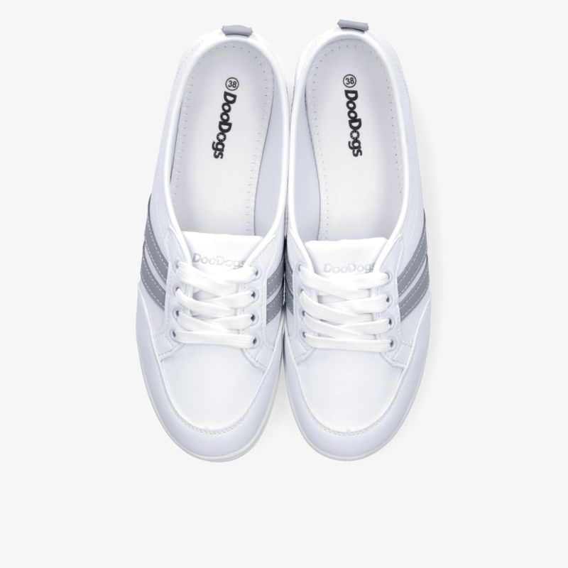 Weißes Sneaker-Paar mit Schnürverschluss aus leichter, atmungsaktiver und bequemer Materialkombination, ideal für sportliche Aktivitäten