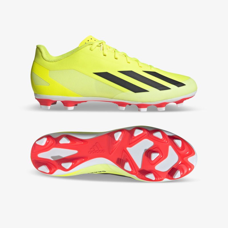 Leichter Fußballschuh in Gelb mit schwarzem Logo und roter Sohle für optimale Traktion auf dem Spielfeld